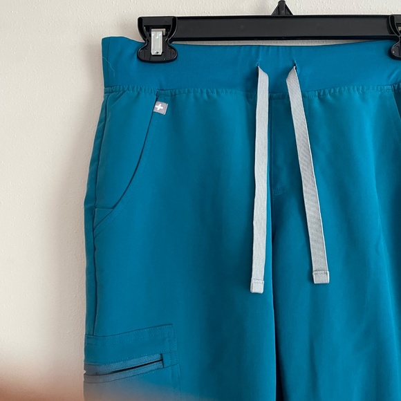 Figs Rafaela Oversized Top & Zamora Jogger Scrub Set - Picture 10 of 14